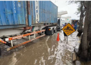 Banjir Rob di Sekitar JIS: Rel Kereta dan Jalan Raya Lumpuh, Ini Langkah Cepat Petugas