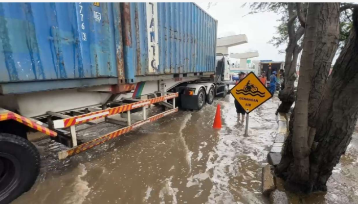 Banjir Rob di Sekitar JIS: Rel Kereta dan Jalan Raya Lumpuh, Ini Langkah Cepat Petugas