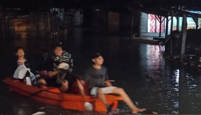 Banjir Setinggi 1,5 Meter Rendam Kota Serang Warga Kasemen Terpaksa Mengungsi