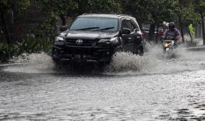 Banjir setinggi 10 cm mengganggu lalu lintas menuju Bandara Soekarno-Hatta