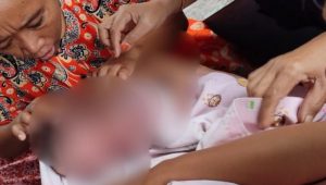 Bayi Baru Dilahirkan Ditemukan di Teras Rumah Warga, Gegerkan Warga