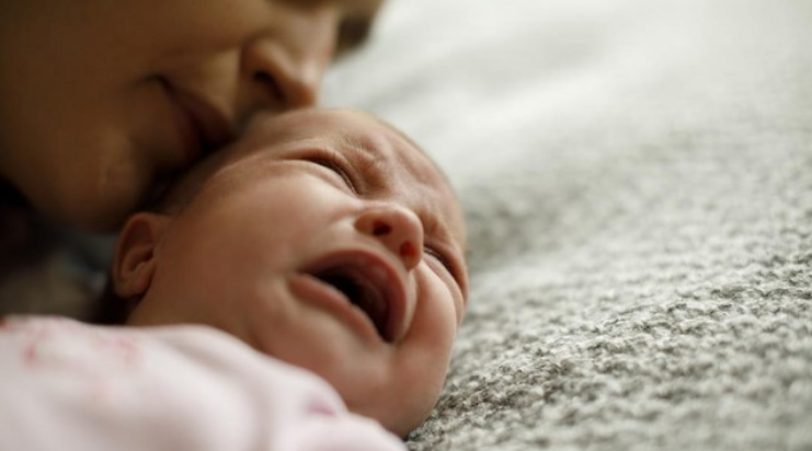 Bayi Baru Lahir Terkena Radang Otak Usai Dicium, Tragis!