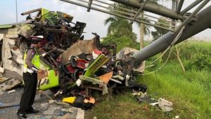 Begini Keadaan Penumpang Bis usai Tabrak Reklame di Jalan Tol Jombang