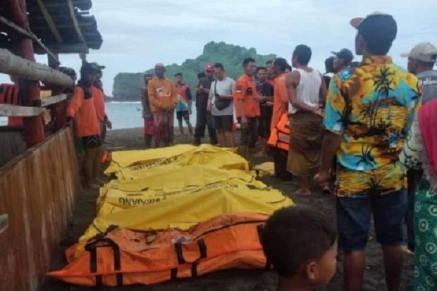 Belasan Orang Tenggelam saat Berlatih Kanuragan di Pantai Selatan Jember