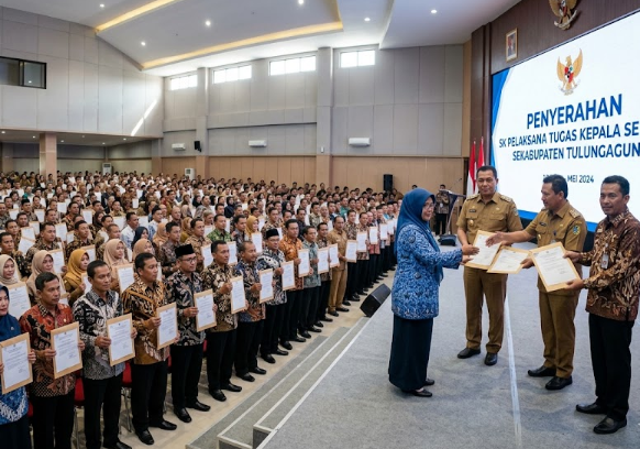 SK Plt Kepala Sekolah Tulungagung, OTT KPK Tulungagung, Ahmad Baharudin, Gatut Sunu Wibowo, Polemik Pendidikan Tulungagung