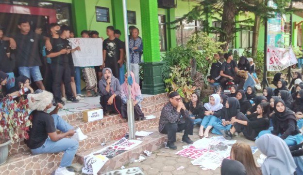 Bendahara BOS SMAN 1 Kampak Mundur, Transparansi Dana Sekolah Terancam