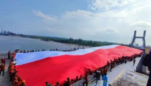 Bendera Merah Putih Raksasa Terbentang di Jembatan Emas