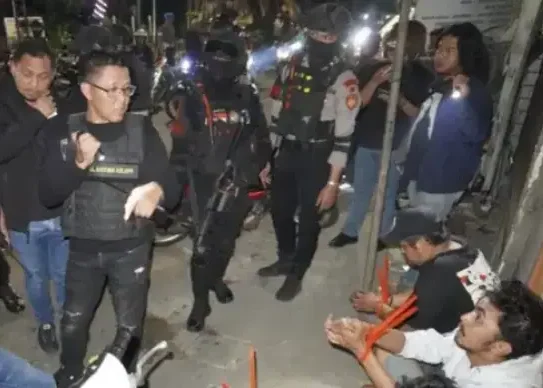 Benteng Hitam Narkotika Kembali Jebol: Polisi Angkut Tujuh Orang dari Sarang Kampung Ambon 1 Benteng Hitam Narkotika Kembali Jebol