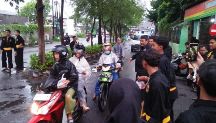 Berbagi Ta’jil Gratis PSHWTM Ranting Rungkut Surabaya, Berjalan Lancar dan Aman.