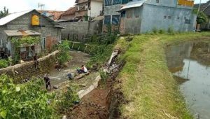 Diguyur Hujan, Talud di Sananwetan Longsor Tujuh Rumah Milik Warga Nyaris Roboh