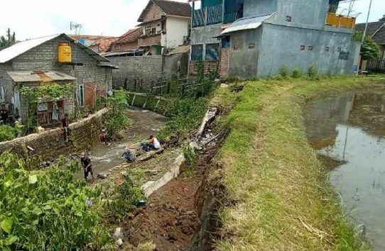 Berkali kali Hujan Deras, Bangunan Talud Longsor Ancam Tujuh Rumah Warga