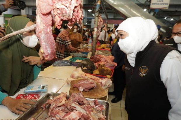 Blusukan ke Pasar Besar Kota Madiun Khofifah Pastikan Harga Daging dan Tempe Stabil