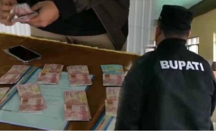 Bupati Kediri Hanindhito dan barang bukti uang hasil pungutan liar dari desa ke desa yang dilakukan oleh Kasi PMD Kecamatan Purwoasri Kediri