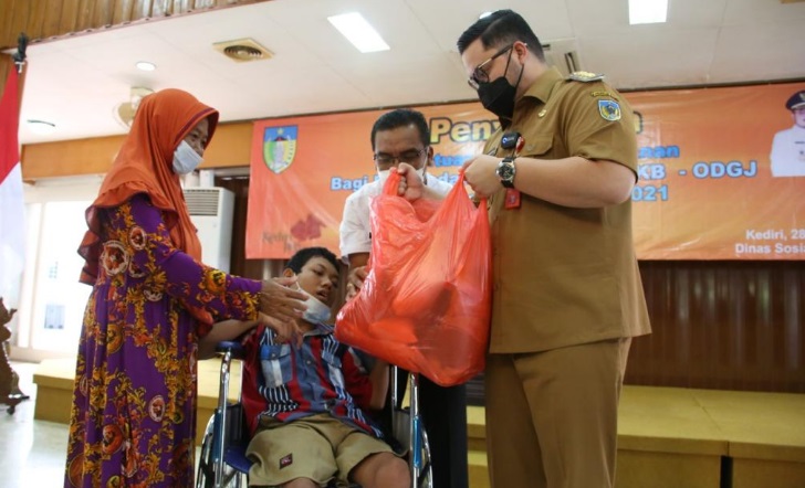 Bupati Kediri Serahkan Bantuan Sosial ke 100 ODGJ dan ODKB