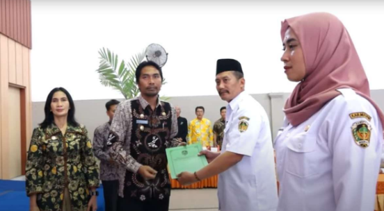 Bupati Madiun Serahkan 336 SPMT Guru, Masyarakat Antusias Menanti