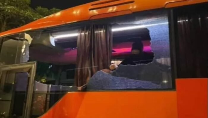 Bus Macan Putih Diteror Batu Sepulang Derby Jatim: Pelatih Persik Terluka, Arema FC Mohon Maaf