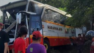 Bus Pariwisata Karyawan Pabrik Dihantam KA Dhoho Akibatkan 4 Orang Tewas