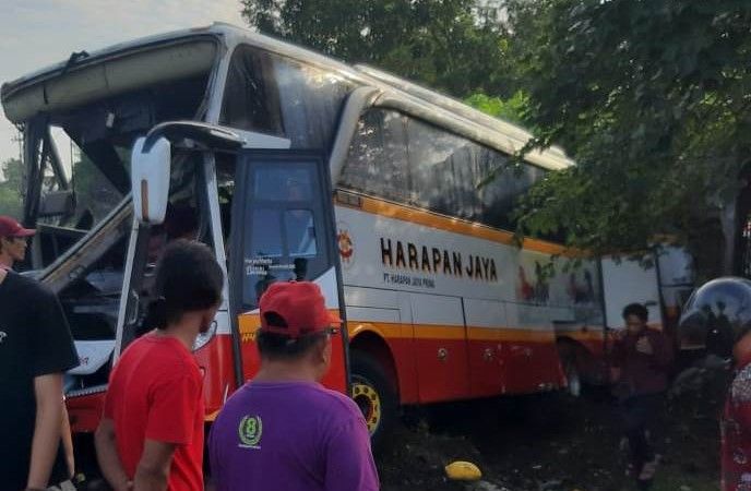 Bus Pariwisata Karyawan Pabrik Dihantam KA Dhoho Akibatkan 4 Orang Tewas