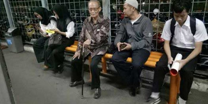 Foto Buya Syafi’i, Jalan Sendirian Naik Kereta KRL ke Istana, Jadi Viral di Facebook