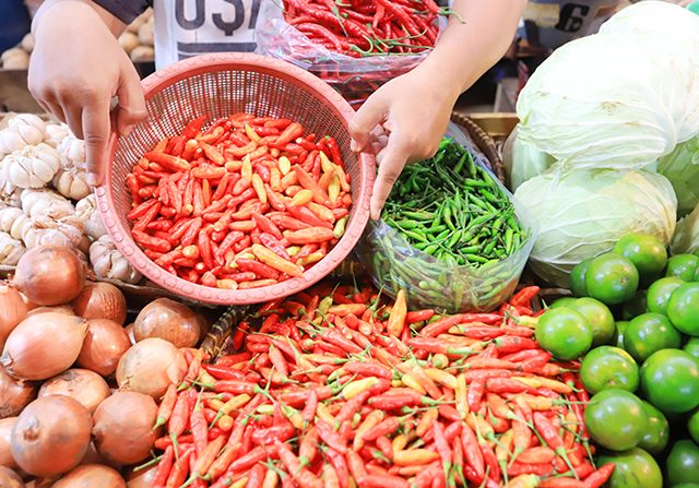 Harga Pangan Merangkak Naik, Minyak Goreng Kemasan Masih Langka