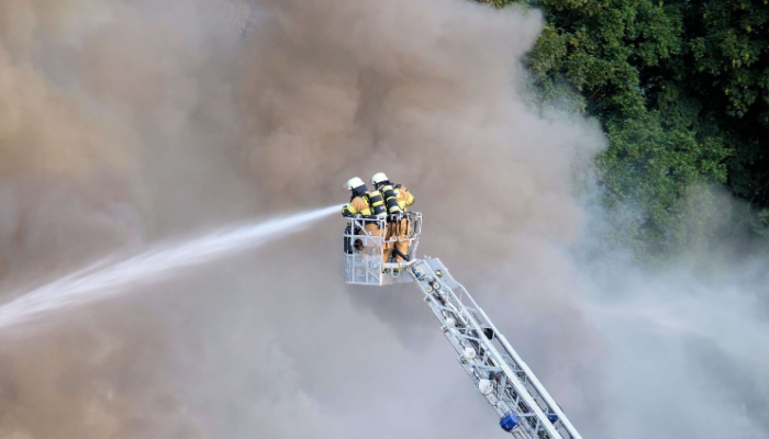 California Dilanda Kebakaran Hutan Parah, Jalan Utama Ditutup, Evakuasi Mendesak