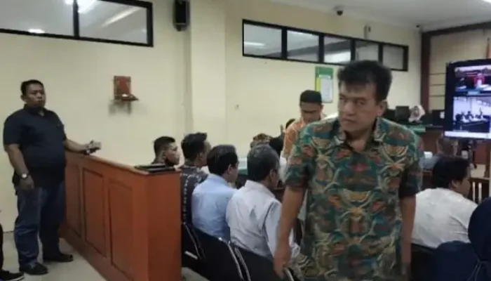 Sembunyian Aib, Camat Banyakan Hari Utomo Serahkan Uang Suap ke Kejaksaan