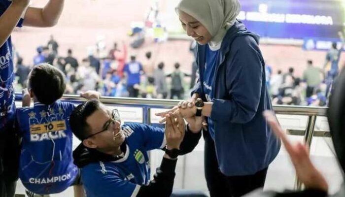 Cinta Bersemi di Tribun, Putra Gubernur Jabar Dedy Mulyadi Lamar Wakil Bupati Garut Usai Laga Sengit