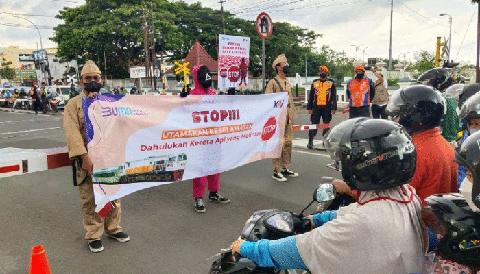 Commuter Line Bogor Tertemper Mobil, Evakuasi Penumpang Jadi Prioritas