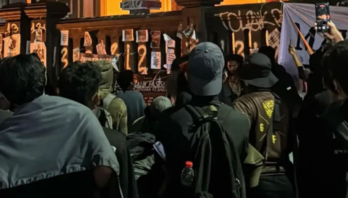 DPRD Malang Gagal Temui Demo yang Langsung Ricuh