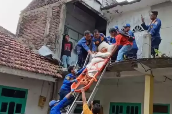 Damkar Tulungagung Evakuasi Jenazah dari Lantai Dua Rumah