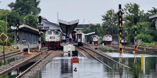 Dampak Banjir Semarang KAI Batalkan Perjalanan KA Brantas dan Matarmaja
