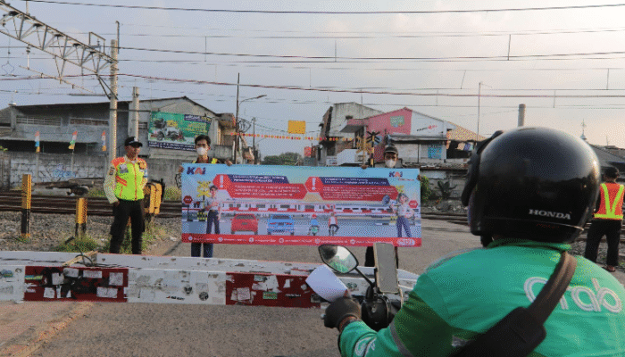 Dampak Tabrakan Bikin KRL Jakarta Gagal Sampai Tujuan