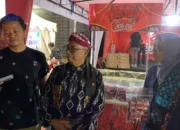 Blitar, Memo.co.id Berawal dari Desa Tawangrejo, Kecamatan Wonodadi, Kopi Jos Jiz kini tampil di panggung Blitaria Expo 2026. Produk kopi milik Wakil Bupati Blitar Beky Herdihansah atau Kaji Beky itu hadir bukan hanya sebagai minuman, tetapi membawa mimpi agar kopi asli Kabupaten Blitar semakin dikenal hingga menembus pasar nasional bahkan ekspor. Kopi Jos Jiz menjadi salah satu produk yang mencuri perhatian saat pembukaan Blitaria Expo 2026, Kamis (6/8/2026). Stan tersebut ramai didatangi pengunjung maupun awak media ketika Bupati Blitar Rijanto bersama Wakil Bupati Beky meninjau deretan produk unggulan daerah. Berbeda dengan banyak produk kopi kemasan lainnya, Kopi Jos Jiz mengedepankan penggunaan bahan baku dari petani lokal Blitar. Saat ini produk tersebut telah menghadirkan varian robusta, arabika, hingga varian premium yang terus dikembangkan mengikuti potensi kopi di daerah. Identitas Kopi Jos Jiz juga diperkuat melalui kemasan bergambar jempol dan telunjuk, simbol yang menjadi ciri khas “Jos Jiz”. Filosofi sederhana itu dipilih untuk menggambarkan cita rasa kopi yang diharapkan mampu meninggalkan kesan berbeda bagi para penikmat kopi. Kaji Beky mengatakan, pengembangan Kopi Jos Jiz tidak berhenti pada pasar lokal. Produk tersebut dipersiapkan agar mampu bersaing di pasar yang lebih luas sekaligus menjadi kebanggaan Kabupaten Blitar. “Insyaallah untuk penjualannya sampai ekspor,” ujar Beky. Menurutnya, pengembangan produk juga akan terus dilakukan dengan memanfaatkan bahan baku kopi dari Blitar. Langkah itu diharapkan dapat memberi nilai tambah bagi hasil panen petani sekaligus memperkuat rantai ekonomi kopi di daerah. Sementara itu, Bupati Blitar Rijanto menilai kehadiran Kopi Jos Jiz menjadi contoh bagaimana produk lokal mulai membangun daya saing melalui kualitas sekaligus branding. “Ini salah satu produk andalan. Ke depan tentu kita dorong agar semakin berkembang,” kata Rijanto. Blitaria Expo 2026 sendiri menjadi etalase berbagai potensi Kabupaten Blitar, mulai dari UMKM, IKM, hingga inovasi pelayanan publik. Di tengah puluhan stan yang hadir, Kopi Jos Jiz membawa pesan bahwa kopi lokal tak hanya memiliki cita rasa, tetapi juga peluang besar untuk menjadi identitas baru Kabupaten Blitar. Rencananya, Kopi Jos Jiz akan diluncurkan secara resmi pada 8–9 Agustus 2026. Peluncuran tersebut diharapkan menjadi langkah awal agar kopi asal Blitar semakin dikenal sekaligus membuka pasar yang lebih luas bagi komoditas perkebunan lokal.