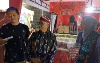 Blitar, Memo.co.id Berawal dari Desa Tawangrejo, Kecamatan Wonodadi, Kopi Jos Jiz kini tampil di panggung Blitaria Expo 2026. Produk kopi milik Wakil Bupati Blitar Beky Herdihansah atau Kaji Beky itu hadir bukan hanya sebagai minuman, tetapi membawa mimpi agar kopi asli Kabupaten Blitar semakin dikenal hingga menembus pasar nasional bahkan ekspor. Kopi Jos Jiz menjadi salah satu produk yang mencuri perhatian saat pembukaan Blitaria Expo 2026, Kamis (6/8/2026). Stan tersebut ramai didatangi pengunjung maupun awak media ketika Bupati Blitar Rijanto bersama Wakil Bupati Beky meninjau deretan produk unggulan daerah. Berbeda dengan banyak produk kopi kemasan lainnya, Kopi Jos Jiz mengedepankan penggunaan bahan baku dari petani lokal Blitar. Saat ini produk tersebut telah menghadirkan varian robusta, arabika, hingga varian premium yang terus dikembangkan mengikuti potensi kopi di daerah. Identitas Kopi Jos Jiz juga diperkuat melalui kemasan bergambar jempol dan telunjuk, simbol yang menjadi ciri khas “Jos Jiz”. Filosofi sederhana itu dipilih untuk menggambarkan cita rasa kopi yang diharapkan mampu meninggalkan kesan berbeda bagi para penikmat kopi. Kaji Beky mengatakan, pengembangan Kopi Jos Jiz tidak berhenti pada pasar lokal. Produk tersebut dipersiapkan agar mampu bersaing di pasar yang lebih luas sekaligus menjadi kebanggaan Kabupaten Blitar. “Insyaallah untuk penjualannya sampai ekspor,” ujar Beky. Menurutnya, pengembangan produk juga akan terus dilakukan dengan memanfaatkan bahan baku kopi dari Blitar. Langkah itu diharapkan dapat memberi nilai tambah bagi hasil panen petani sekaligus memperkuat rantai ekonomi kopi di daerah. Sementara itu, Bupati Blitar Rijanto menilai kehadiran Kopi Jos Jiz menjadi contoh bagaimana produk lokal mulai membangun daya saing melalui kualitas sekaligus branding. “Ini salah satu produk andalan. Ke depan tentu kita dorong agar semakin berkembang,” kata Rijanto. Blitaria Expo 2026 sendiri menjadi etalase berbagai potensi Kabupaten Blitar, mulai dari UMKM, IKM, hingga inovasi pelayanan publik. Di tengah puluhan stan yang hadir, Kopi Jos Jiz membawa pesan bahwa kopi lokal tak hanya memiliki cita rasa, tetapi juga peluang besar untuk menjadi identitas baru Kabupaten Blitar. Rencananya, Kopi Jos Jiz akan diluncurkan secara resmi pada 8–9 Agustus 2026. Peluncuran tersebut diharapkan menjadi langkah awal agar kopi asal Blitar semakin dikenal sekaligus membuka pasar yang lebih luas bagi komoditas perkebunan lokal.