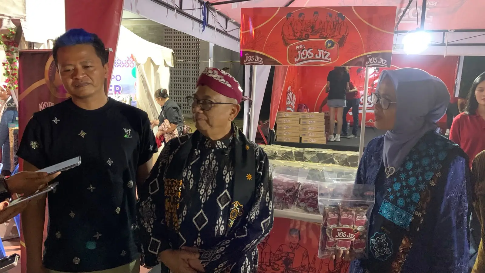 Blitar, Memo.co.id Berawal dari Desa Tawangrejo, Kecamatan Wonodadi, Kopi Jos Jiz kini tampil di panggung Blitaria Expo 2026. Produk kopi milik Wakil Bupati Blitar Beky Herdihansah atau Kaji Beky itu hadir bukan hanya sebagai minuman, tetapi membawa mimpi agar kopi asli Kabupaten Blitar semakin dikenal hingga menembus pasar nasional bahkan ekspor. Kopi Jos Jiz menjadi salah satu produk yang mencuri perhatian saat pembukaan Blitaria Expo 2026, Kamis (6/8/2026). Stan tersebut ramai didatangi pengunjung maupun awak media ketika Bupati Blitar Rijanto bersama Wakil Bupati Beky meninjau deretan produk unggulan daerah. Berbeda dengan banyak produk kopi kemasan lainnya, Kopi Jos Jiz mengedepankan penggunaan bahan baku dari petani lokal Blitar. Saat ini produk tersebut telah menghadirkan varian robusta, arabika, hingga varian premium yang terus dikembangkan mengikuti potensi kopi di daerah. Identitas Kopi Jos Jiz juga diperkuat melalui kemasan bergambar jempol dan telunjuk, simbol yang menjadi ciri khas “Jos Jiz”. Filosofi sederhana itu dipilih untuk menggambarkan cita rasa kopi yang diharapkan mampu meninggalkan kesan berbeda bagi para penikmat kopi. Kaji Beky mengatakan, pengembangan Kopi Jos Jiz tidak berhenti pada pasar lokal. Produk tersebut dipersiapkan agar mampu bersaing di pasar yang lebih luas sekaligus menjadi kebanggaan Kabupaten Blitar. “Insyaallah untuk penjualannya sampai ekspor,” ujar Beky. Menurutnya, pengembangan produk juga akan terus dilakukan dengan memanfaatkan bahan baku kopi dari Blitar. Langkah itu diharapkan dapat memberi nilai tambah bagi hasil panen petani sekaligus memperkuat rantai ekonomi kopi di daerah. Sementara itu, Bupati Blitar Rijanto menilai kehadiran Kopi Jos Jiz menjadi contoh bagaimana produk lokal mulai membangun daya saing melalui kualitas sekaligus branding. “Ini salah satu produk andalan. Ke depan tentu kita dorong agar semakin berkembang,” kata Rijanto. Blitaria Expo 2026 sendiri menjadi etalase berbagai potensi Kabupaten Blitar, mulai dari UMKM, IKM, hingga inovasi pelayanan publik. Di tengah puluhan stan yang hadir, Kopi Jos Jiz membawa pesan bahwa kopi lokal tak hanya memiliki cita rasa, tetapi juga peluang besar untuk menjadi identitas baru Kabupaten Blitar. Rencananya, Kopi Jos Jiz akan diluncurkan secara resmi pada 8–9 Agustus 2026. Peluncuran tersebut diharapkan menjadi langkah awal agar kopi asal Blitar semakin dikenal sekaligus membuka pasar yang lebih luas bagi komoditas perkebunan lokal.