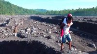 Demi Sekolah, Para Orang Tua Gendong Anak Seberangi Aliran Lahar Dingin Gunung Semeru