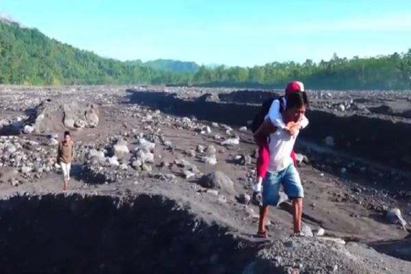 Demi Sekolah, Para Orang Tua Gendong Anak Seberangi Aliran Lahar Dingin Gunung Semeru