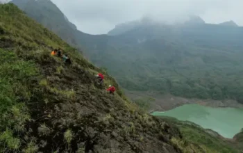 Deteksi Tiga Gempa Tektonik Jauh di Gunung Kelud: Petugas Imbau Wisatawan Jauhi Dasar Kawah