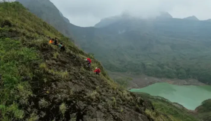 Deteksi Tiga Gempa Tektonik Jauh di Gunung Kelud: Petugas Imbau Wisatawan Jauhi Dasar Kawah