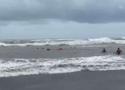 Detik-Detik Menegangkan! Tiga Wisatawan Terseret Arus Parangtritis Berhasil Diselamatkan