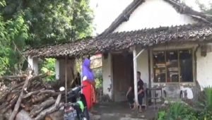 Dibelenggu Kemsikinan, Guru Paud Tinggal di Rumah Yang Nyaris Roboh