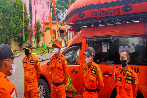 Dihantam Ombak Saat Berenang di Pantai Cieurih, 4 Santri Selamat 1 Hilang