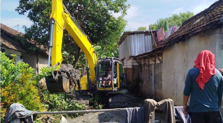 Dinas Dinas Pekerjaan Umum dan Penataan Ruang (PUPR) Kabupaten Jombang gencar menormalisasi sungai. Hal itu dilakukan PUPR Jombang sebagai upaya pencegahan banjir. Upaya normalisasi sungai sudah dilakukan dilakukan PUPR Jombang di saluran sekunder Tejo 2 di Dusun Jetak, Desa Sidokerto, Kecamatan Mojowarno, Kabupaten Jombang. Menggunakan alat berat ekskavator, petugas Dinas PUPR Jombang membersihkan titik-titik penghambat aliran air dan juga sedimen sungai. Tindakan tersebut dilakukan sepanjang sekitar satu kilometer, dari wilayah permukiman Dusun Jetak hingga areal persawahan dengan kondisi sungai mengalami pendangkalan dan penyempitan parah di bagian hilir Kepala Dinas PUPR Jombang, Bayu Pancoroadi mengungkapkan jika normalisasi sungai dilakukan untuk meningkatkan kapasitas saluran air, memperlancar aliran air irigasi, dan mengurangi risiko banjir. "Dari laporan yang kami dapat setiap musim hujan datang, permukiman warga di Dusun Jetak khususnya, selalu terendam air luberan saluran sungai," kata Bayu saat dikonfirmasi TIMES Indonesia, Selasa (4/3/2025) Warga setempat yakni Suwito (49) memberikan apresiasi kegiatan ini, mengingat sudah sekitar sepuluh tahun permukimannya terdampak luapan banjir sungai. "Rumah saya ini mepet dengan sungai, tiap hujan deras selalu kebanjiran. Alhamdulillah, sekarang sudah lancar aliran sungainya, dan tidak meluber lagi jika hujan," ucapnya.