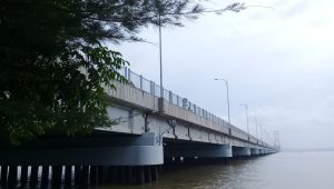 Sepeda Motor Ditinggal di Atas Jembatan Suramadu, Diduga Pemiliknya Lompat ke Laut