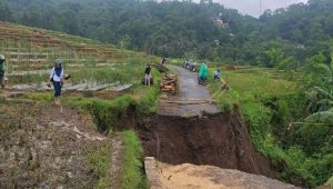 Diterjang Hujan Lebat, Jalan Penghubung 2 Desa Terputus