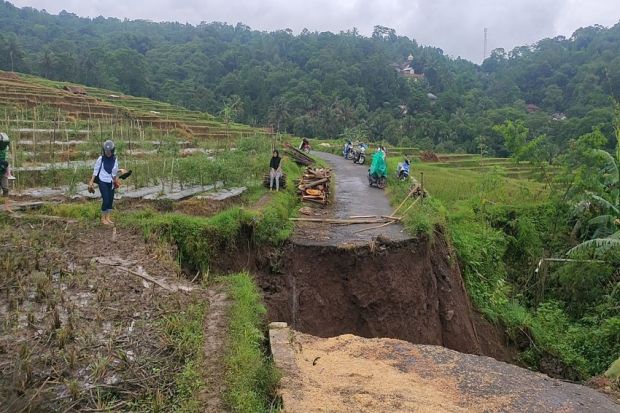 Diterjang Hujan Lebat, Jalan Penghubung 2 Desa Terputus