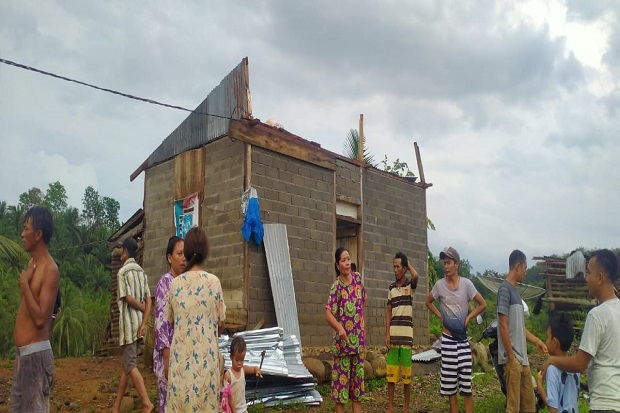 Diterjang Puting Beliung, Puluhan Rumah Porak Poranda