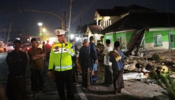 Dramatis, Pengejaran Polisi Berakhir Kecelakaan di Bangkalan, Mobil Berisi Rokok Ilegal Terbalik