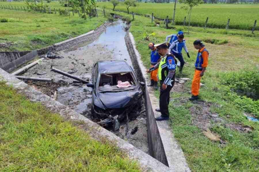 Dua Anggota Dewan DPRD Kota Kediri Kecelakaan di Tol, Mobil Terguling