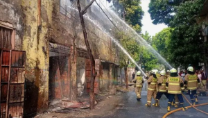 Kebakaran Hebat Mengamuk di Warung Kopi dan Mie Ayam di Jakarta Pusat: Pemadaman Memakan Waktu 1 Jam